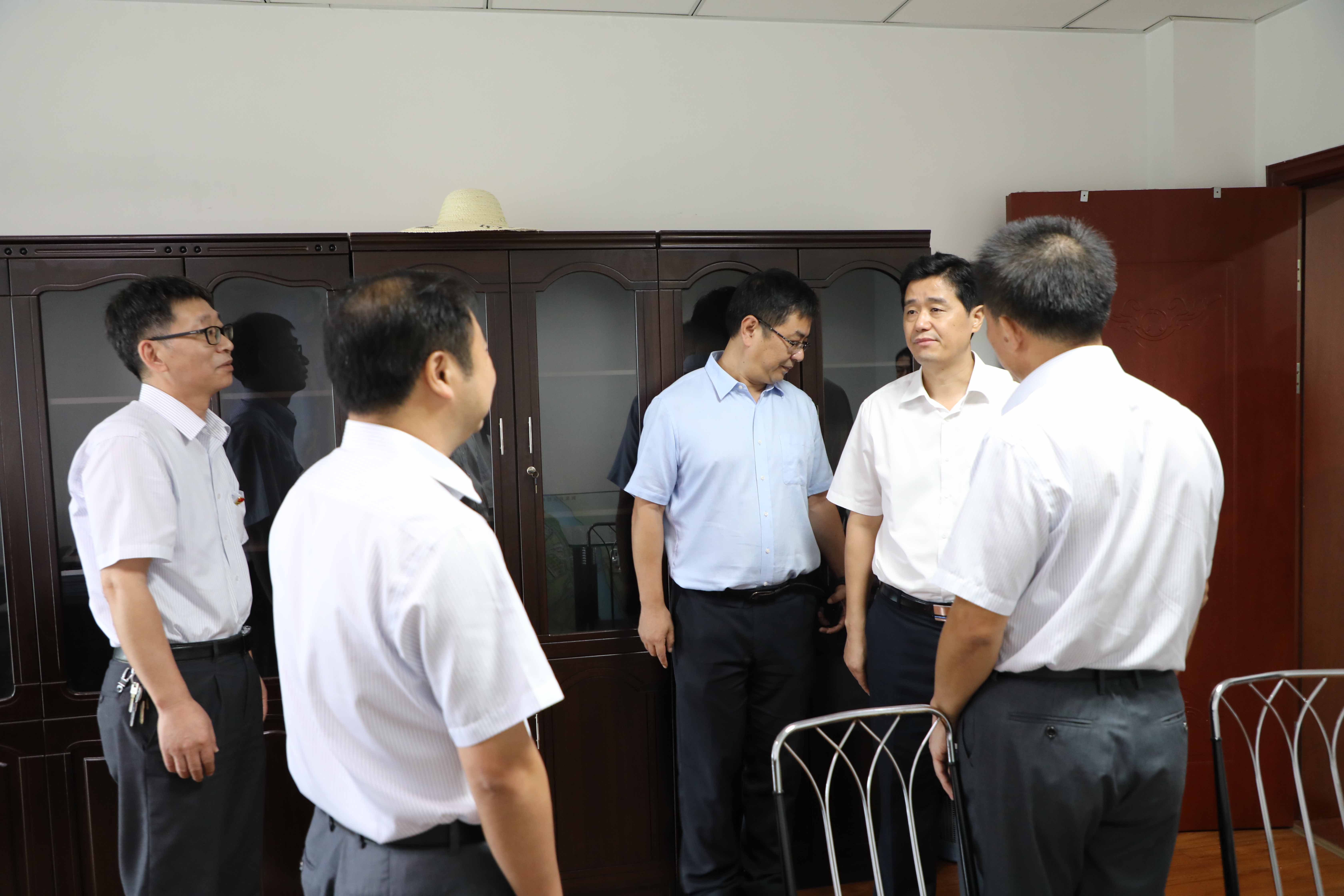 2.探望.jpg 2.探望.jpg