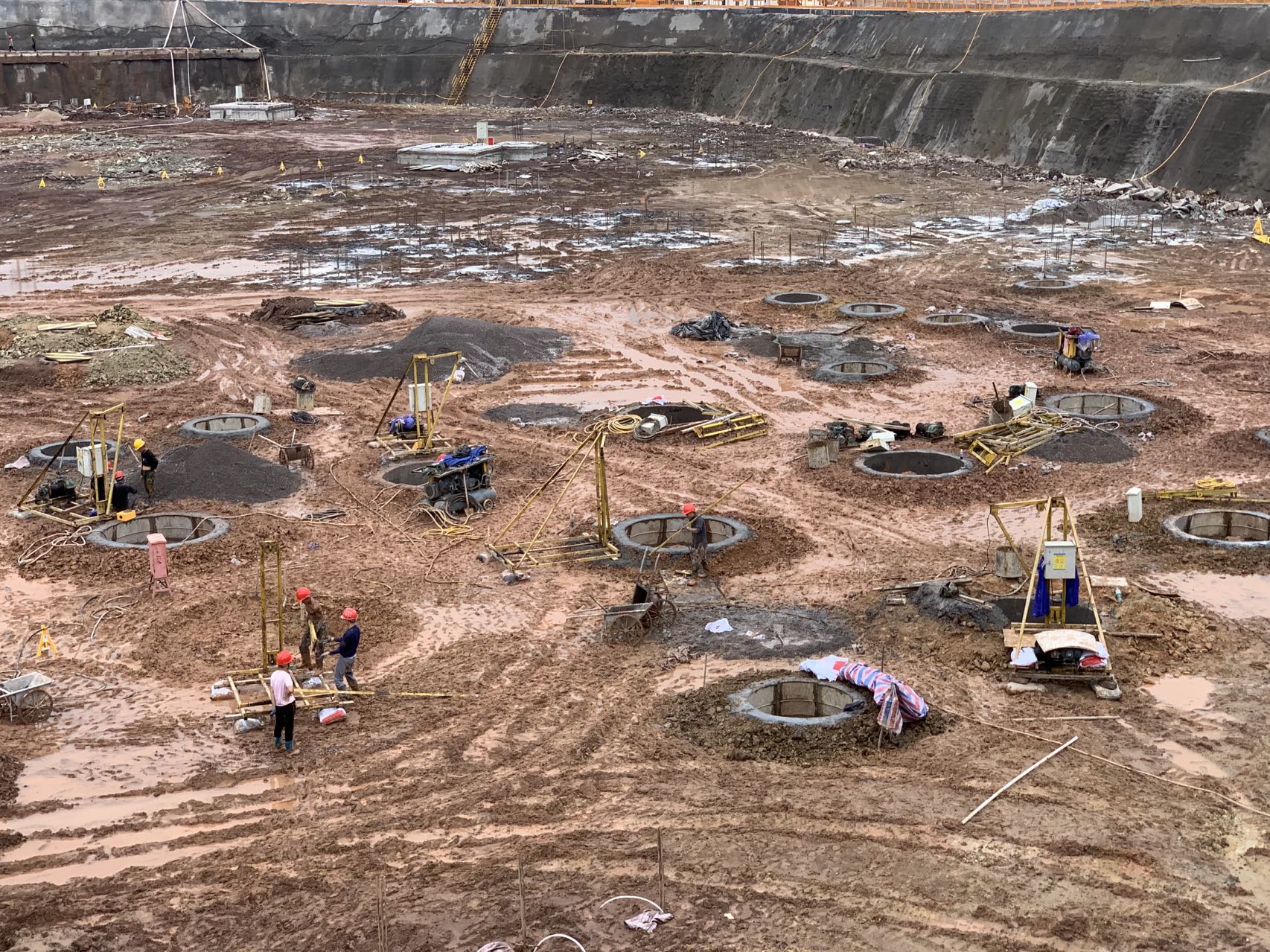 工人正在进行人工挖孔桩施工.jpg 工人正在进行人工挖孔桩施工.jpg